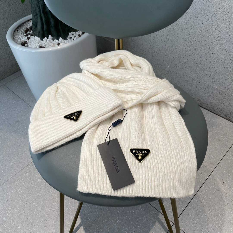 Pra*a knitted cap and scarf white