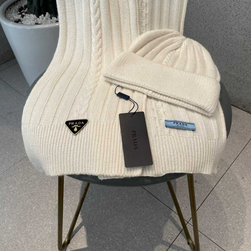 Pra*a knitted cap and scarf white