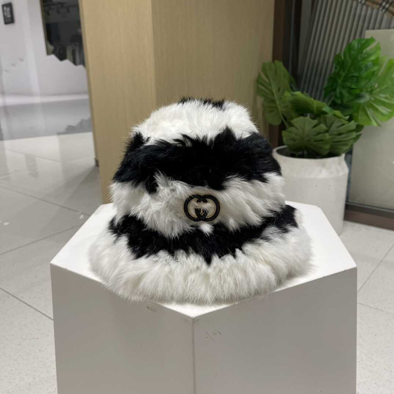 G*u*i gg fur bucket hat white&black