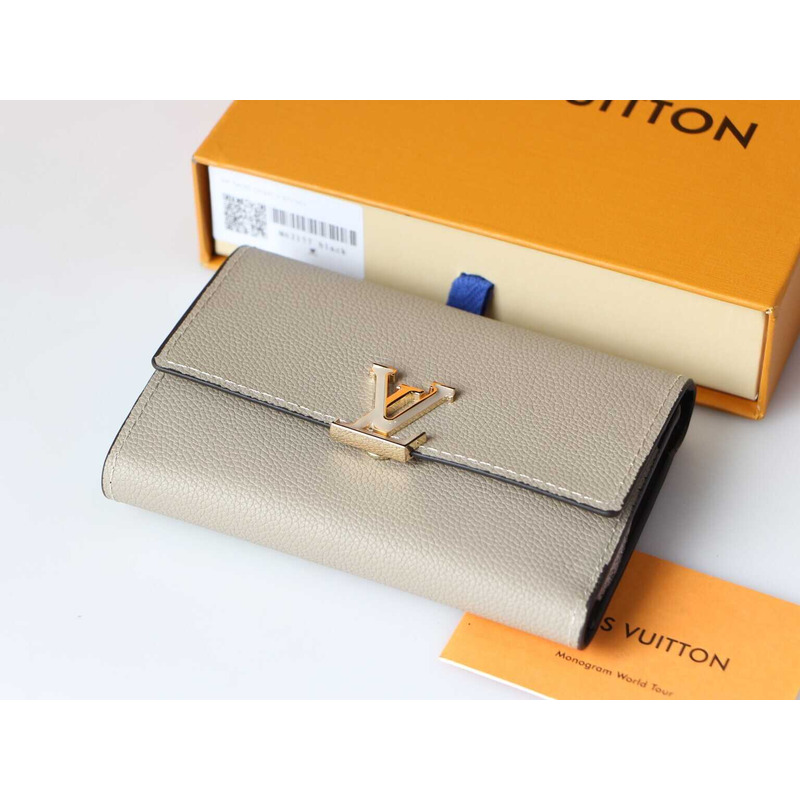 l**is V*t*n capucines wallet pebble color