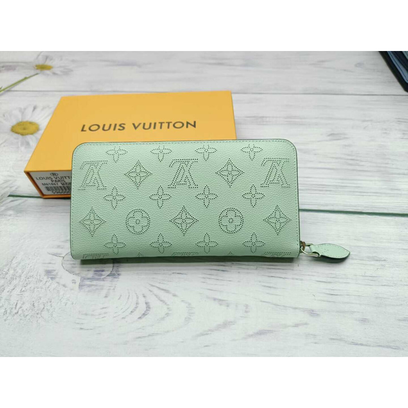 l**is V*t*n zippy wallet green