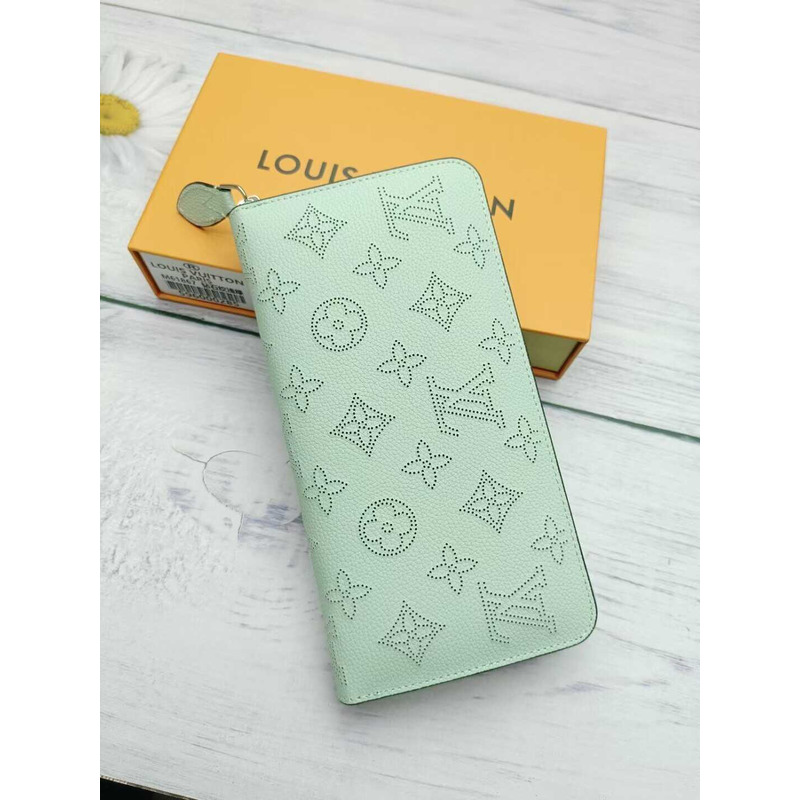 l**is V*t*n zippy wallet green