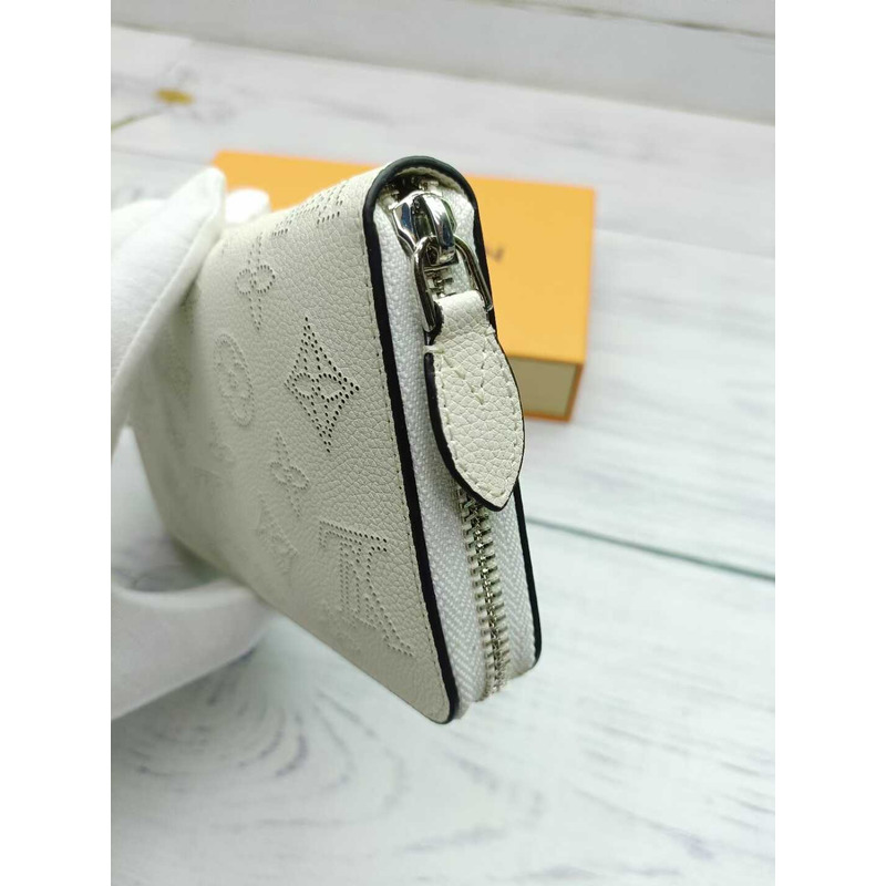 l**is V*t*n zippy wallet white
