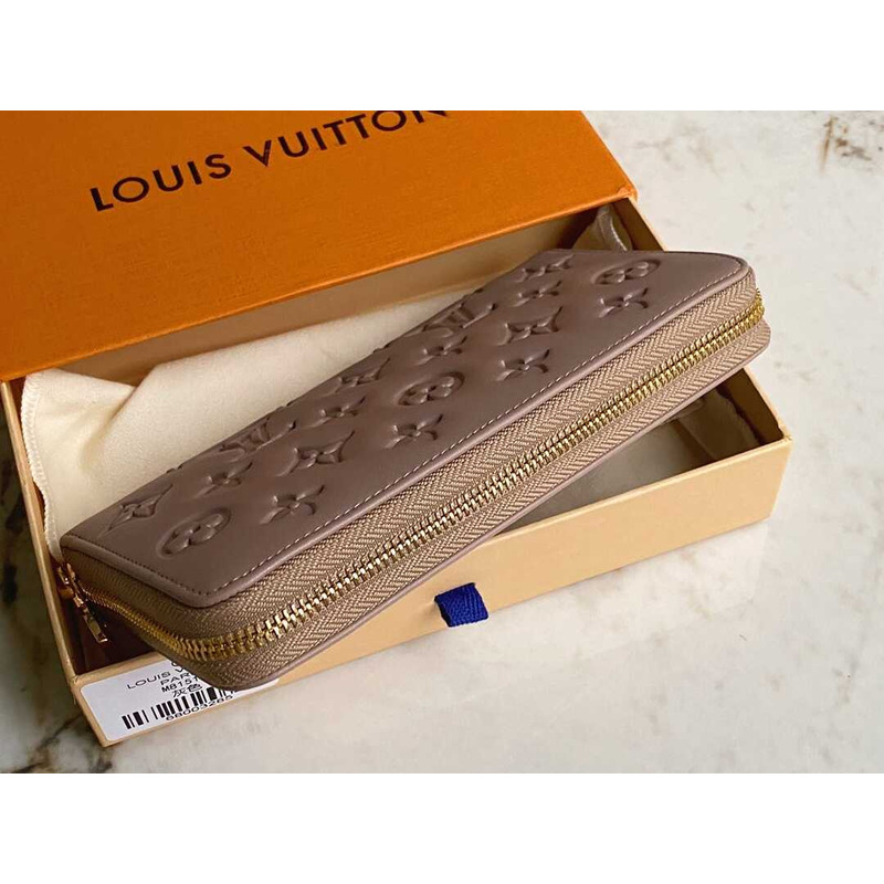 l**is V*t*n  zippy wallet nude pink