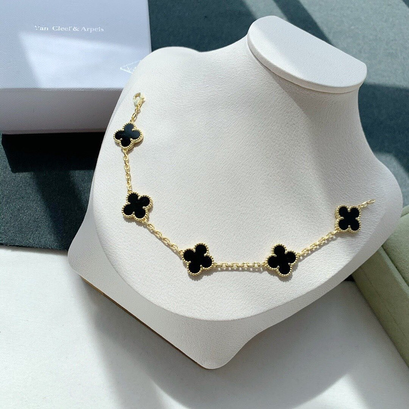 Van Cleef & Arpels Flower Design Fashionable Mother Of Pearl Bracelet