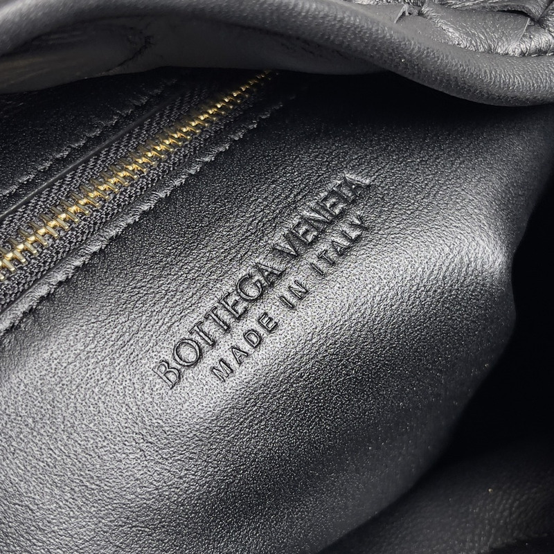 Bo*te*ga ve*ne*ta shoulder bag realised with intrecciato craftsmanship in calfskin leather