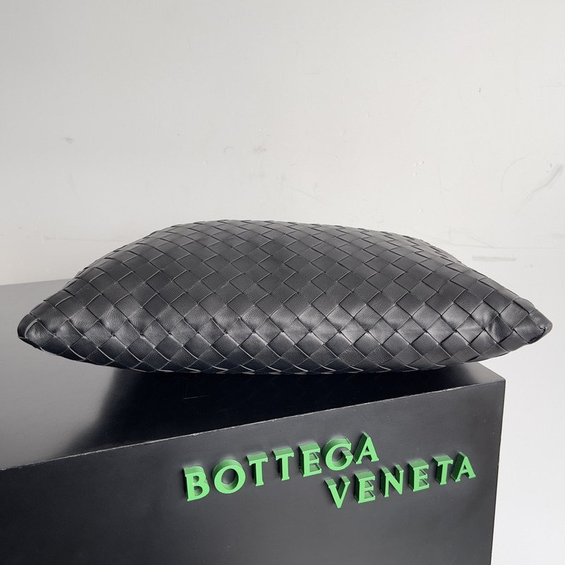 Bo*te*ga ve*ne*ta shoulder bag realised with intrecciato craftsmanship in calfskin leather