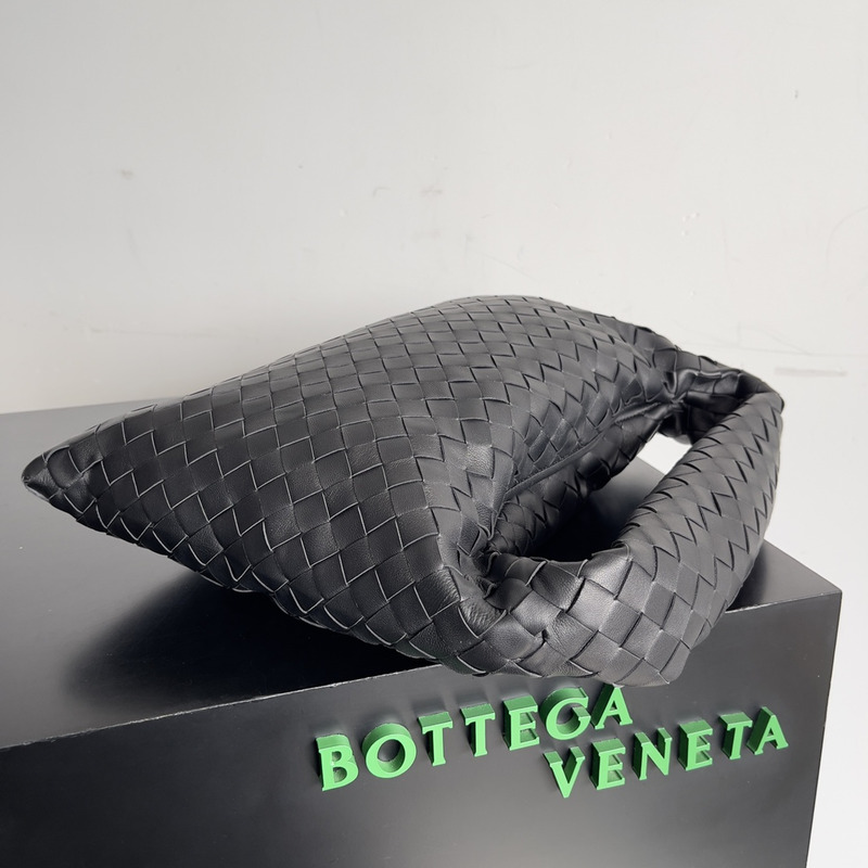 Bo*te*ga ve*ne*ta shoulder bag realised with intrecciato craftsmanship in calfskin leather