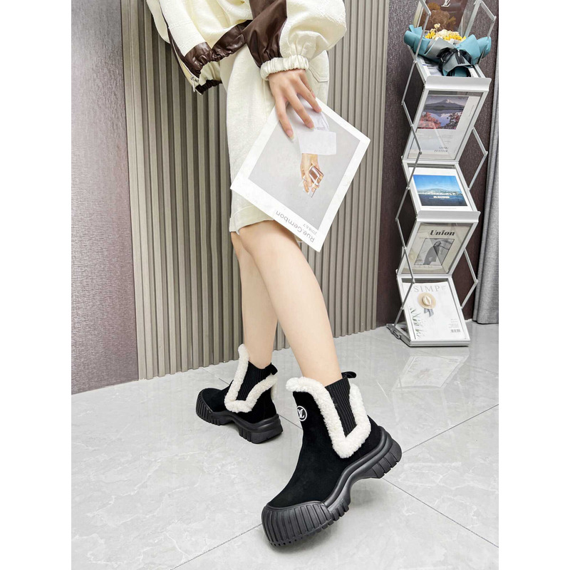 l**is V*t*n ski ruby flat ankle boot black