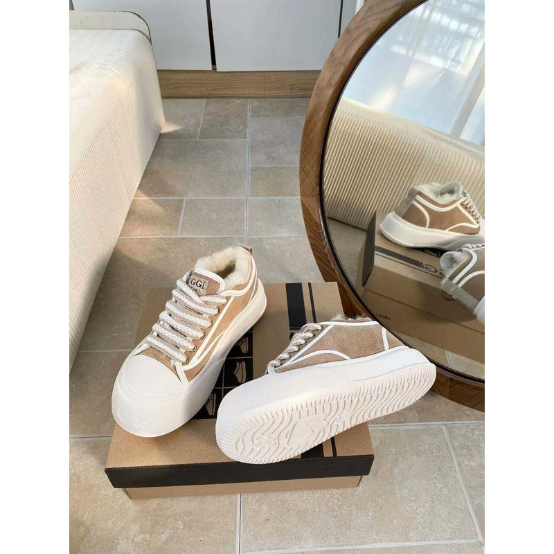 UGG Snow Boots With Edge Stitching Beige