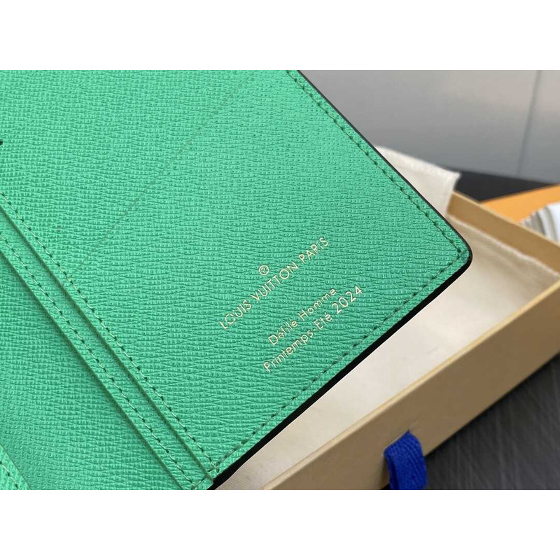 l**is V*t*n damier wallet green