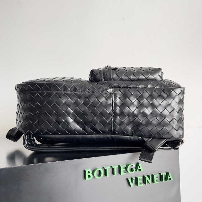 Bo*te*ga ve*ne*ta medium intrecciato backpack arsoise