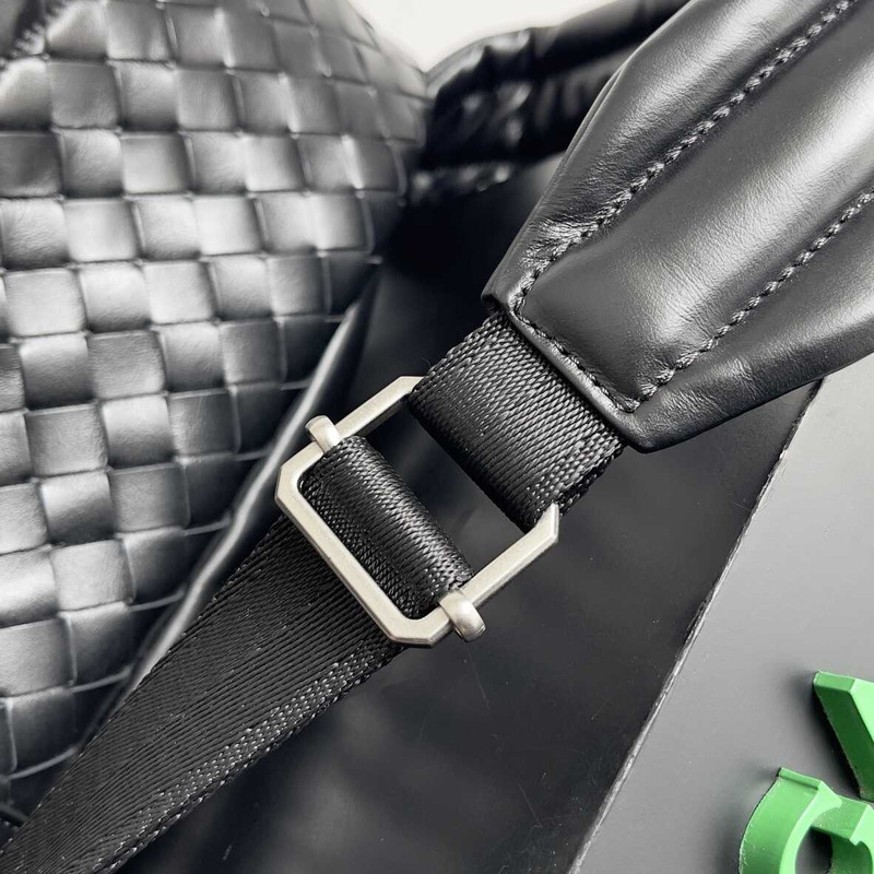 Bo*te*ga ve*ne*ta medium intrecciato backpack arsoise