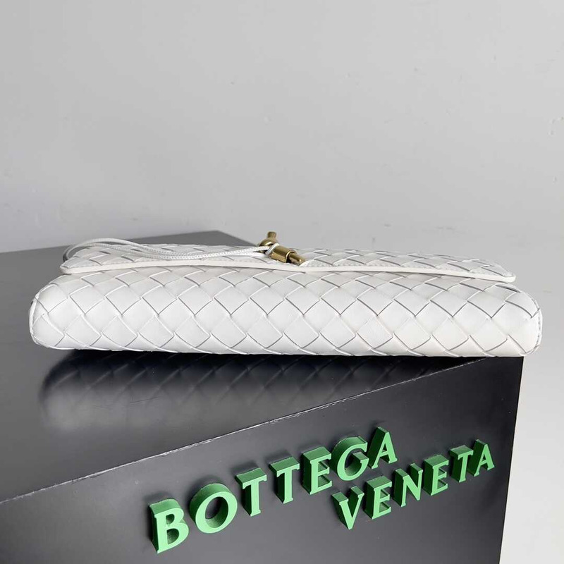 Bo*te*ga ve*ne*ta long clutch andiamo with handle white