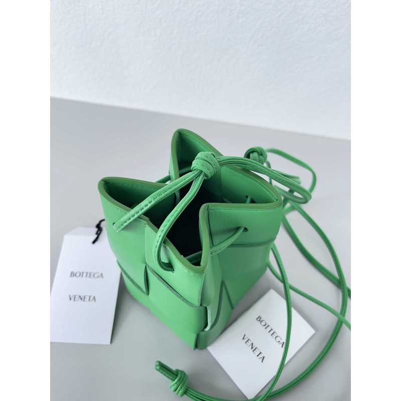 Bo*te*ga ve*ne*ta mini cassette bucket bag in parakeet
