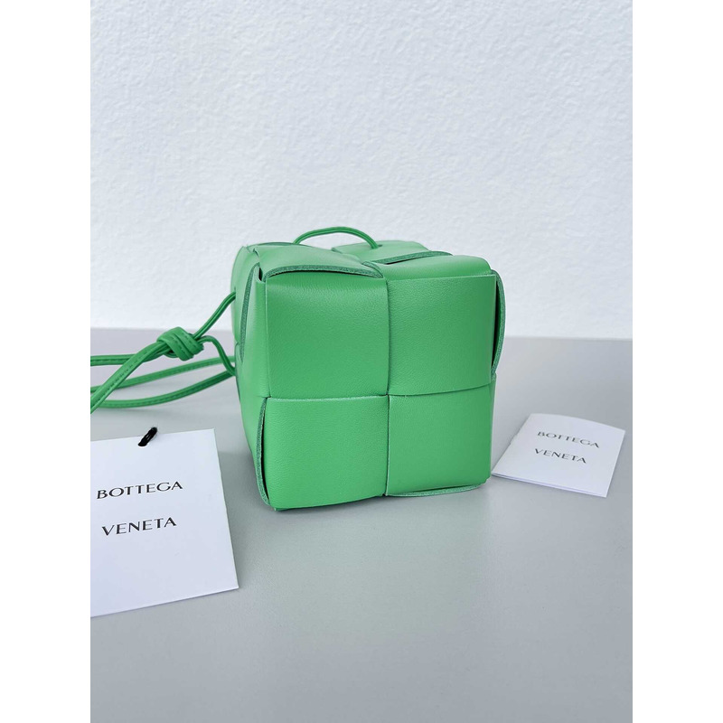 Bo*te*ga ve*ne*ta mini cassette bucket bag in parakeet