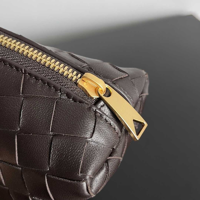 Bo*te*ga ve*ne*ta intrecciato beauty pouch dark brown