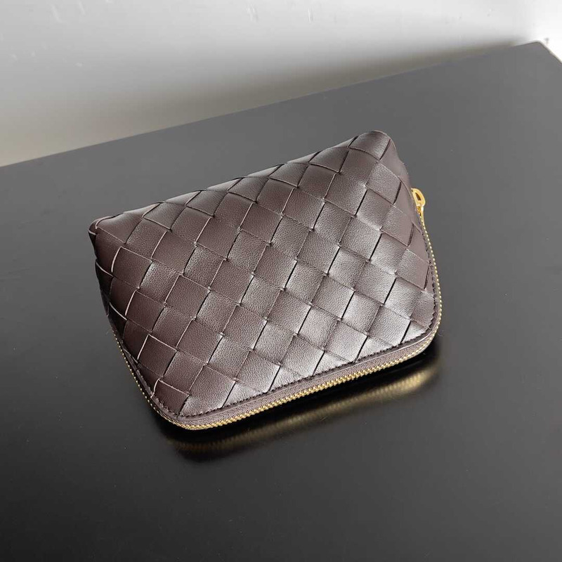 Bo*te*ga ve*ne*ta intrecciato beauty pouch dark brown