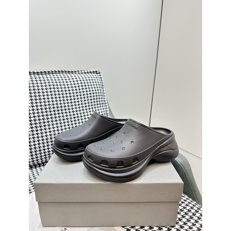 ba*len*cia*ga Cr*0*s mule in black