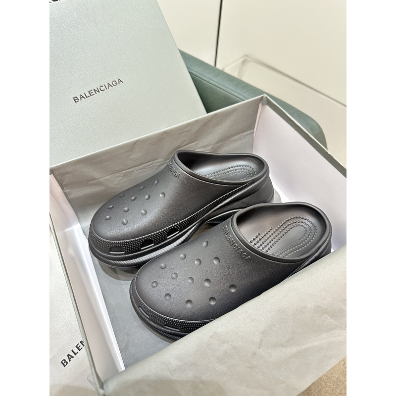 ba*len*cia*ga Cr*0*s mule in black