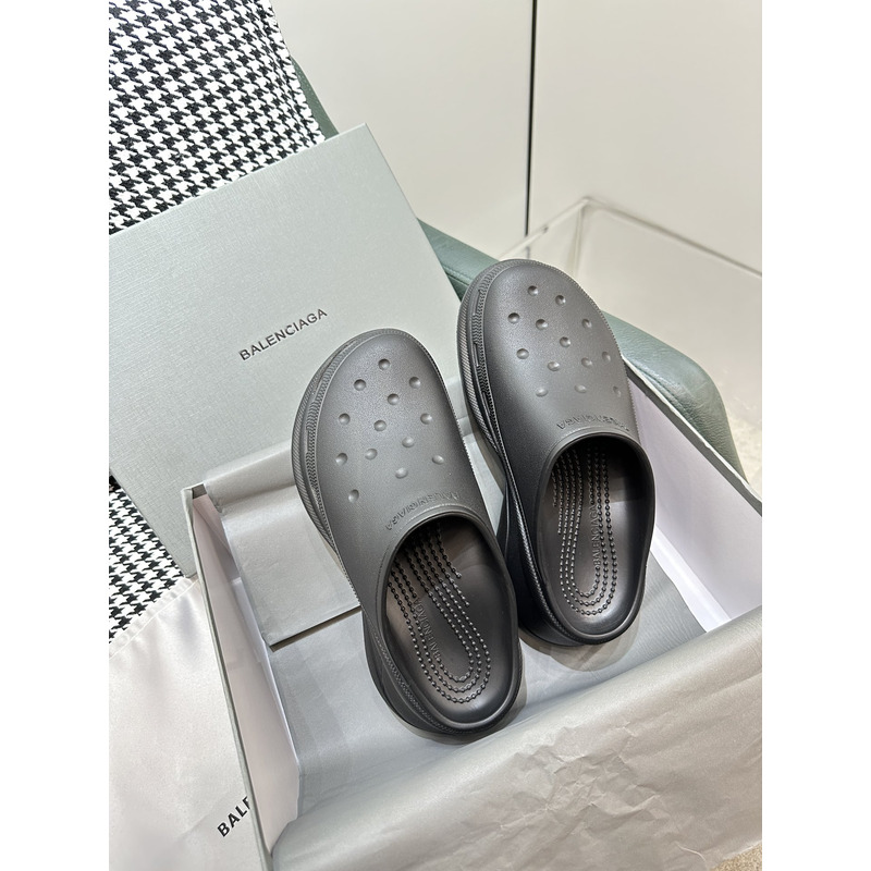 ba*len*cia*ga Cr*0*s mule in black