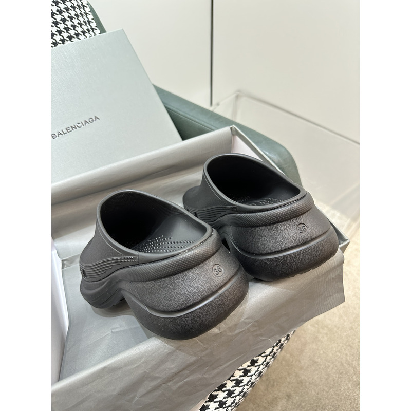 ba*len*cia*ga Cr*0*s mule in black