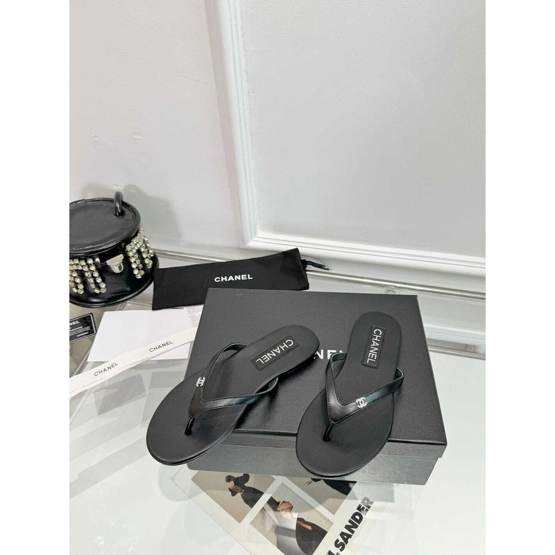 Ch*el logo thongs sandals in black