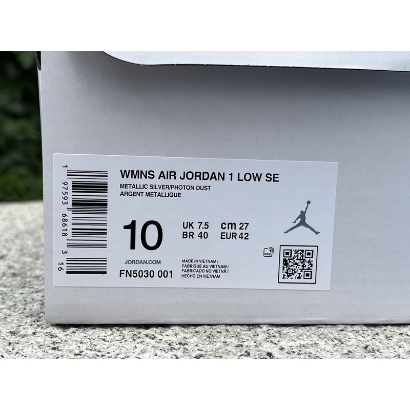 Air Jordan 1 Low SE Shoes Silver