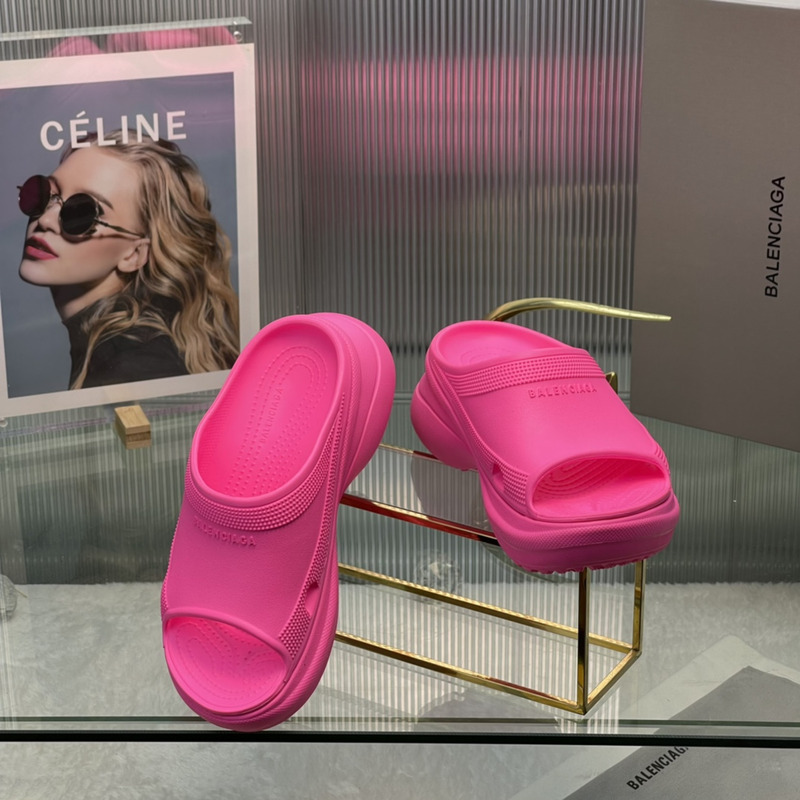ba*len*cia*ga x Cr*0*s pool slide hot pink