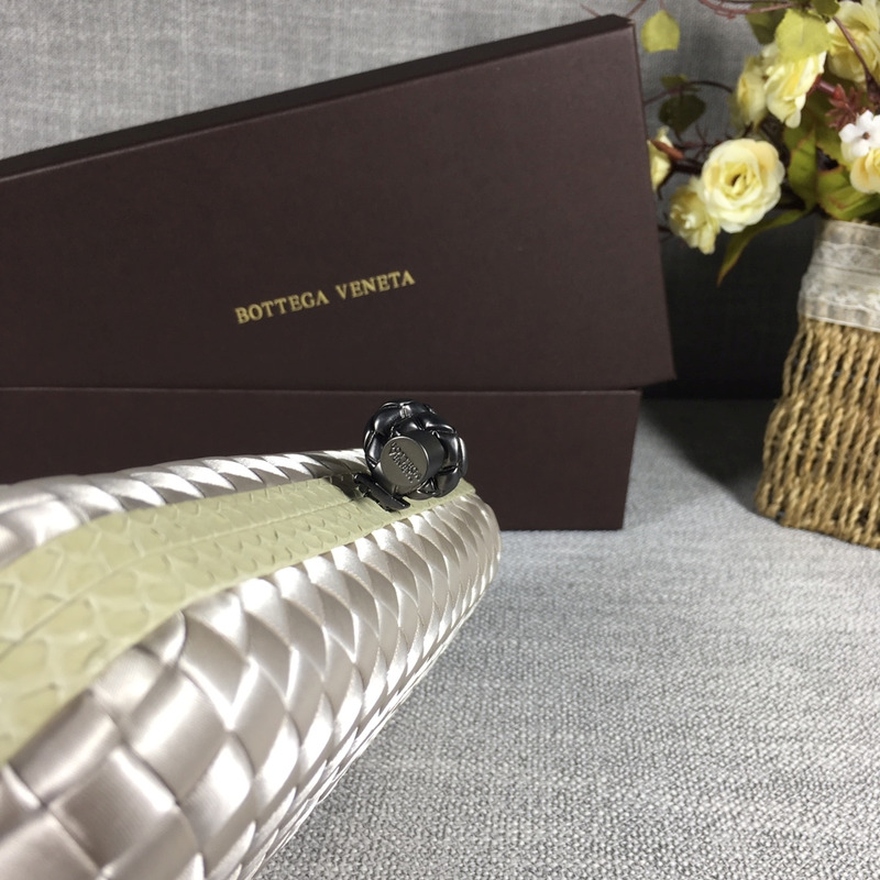 Bo*te*ga ve*ne*ta box knot with snake-trimmed and ribbon silver
