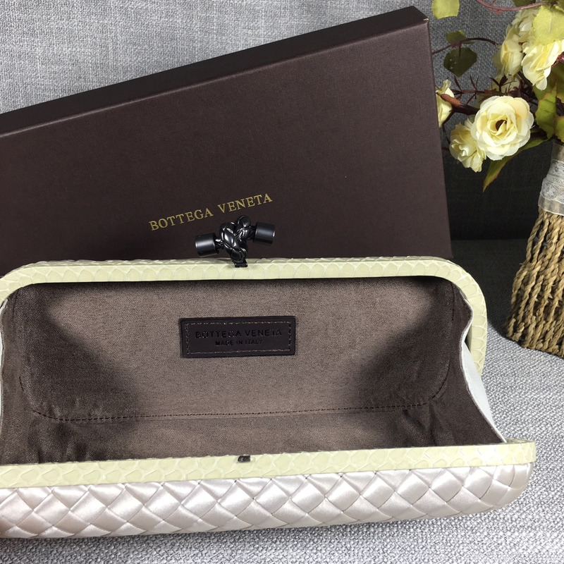 Bo*te*ga ve*ne*ta box knot with snake-trimmed and ribbon silver