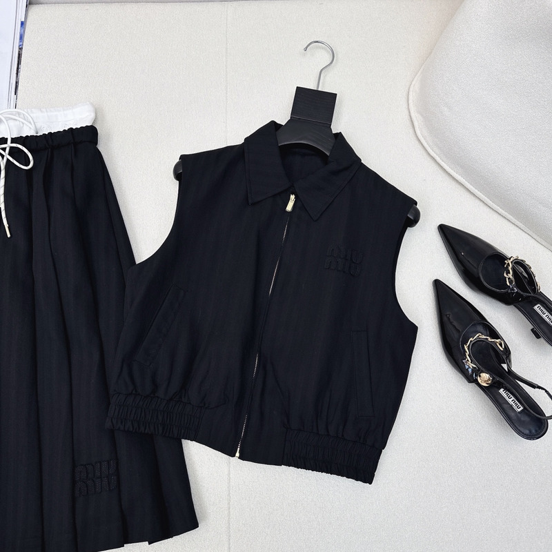 Miu Miu Sleeveless Top And Pleated Skirt Suit Black