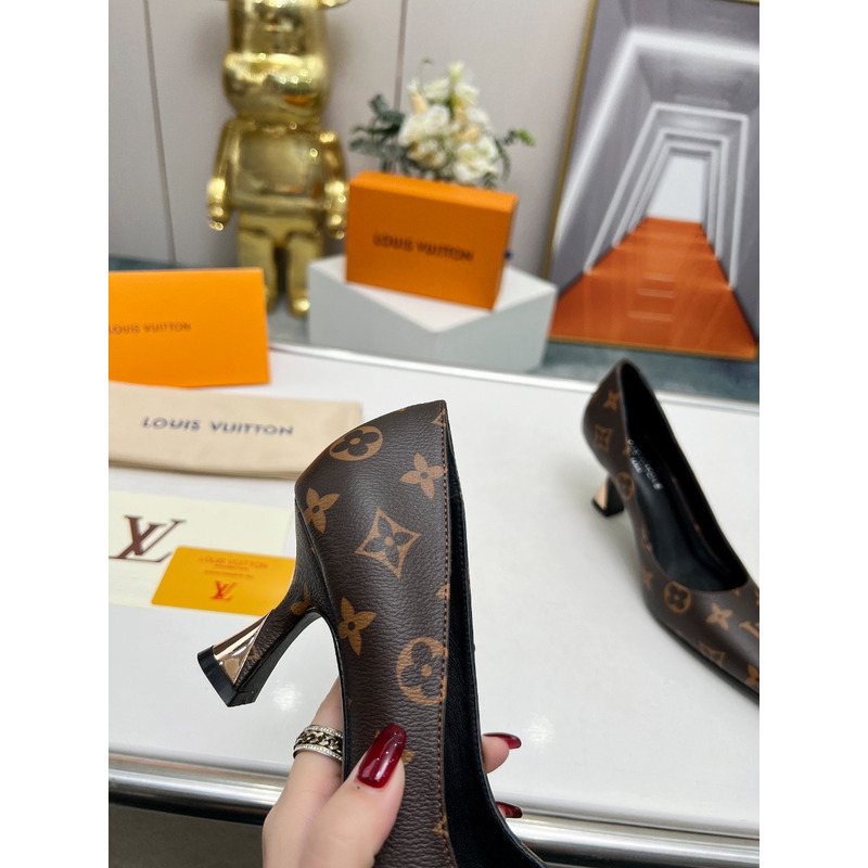 l**is V*t*n low heel pump monogram brown