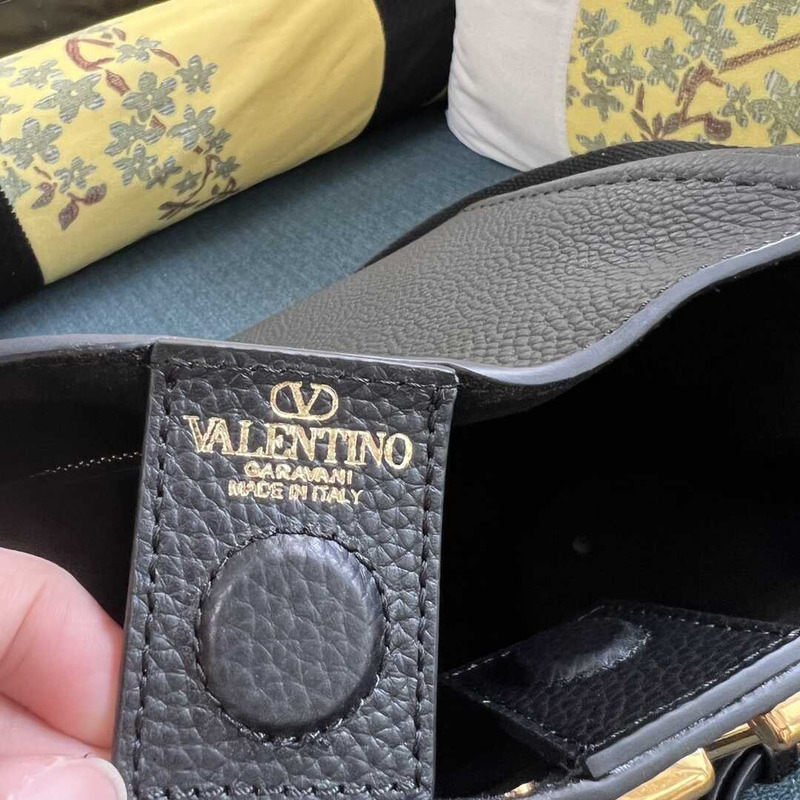 ValentinoValentino Garavani All-Time Medium Handbag Black