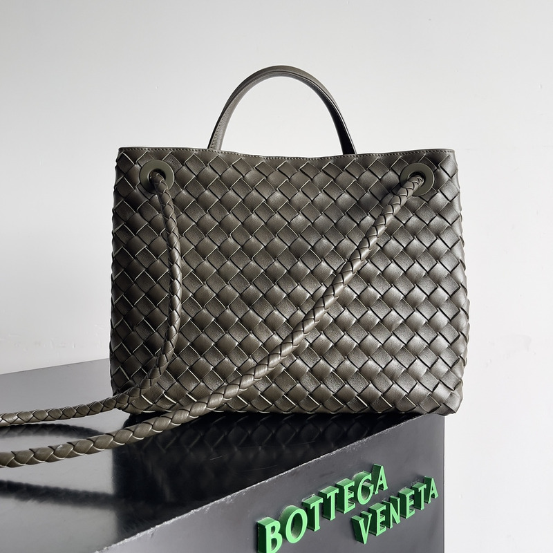 Bo*te*ga ve*ne*ta andiamo medium leather tote khaki