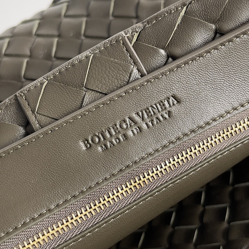 Bo*te*ga ve*ne*ta andiamo medium leather tote khaki