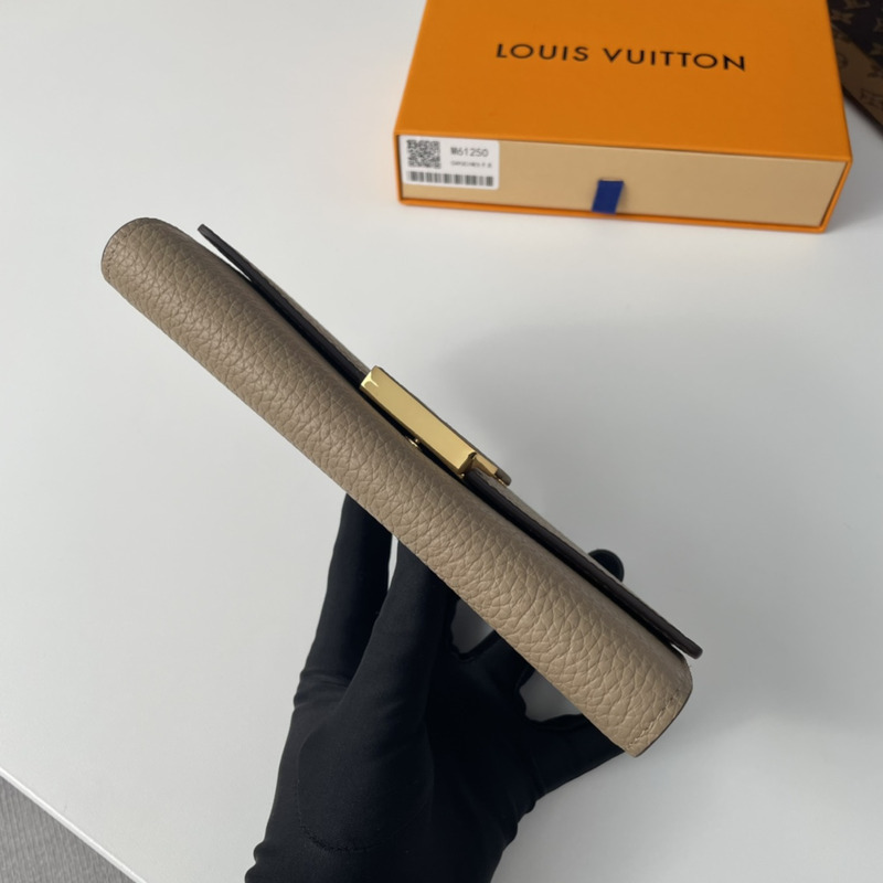 l**is V*t*n taurillon capucines wallet galet beige