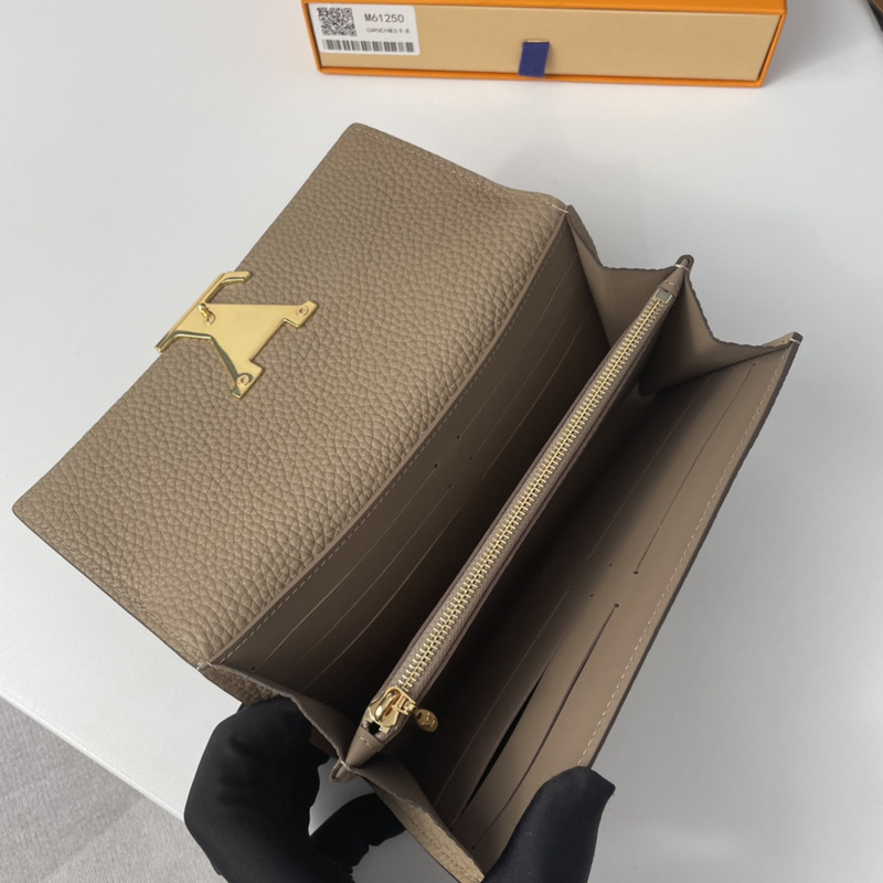 l**is V*t*n taurillon capucines wallet galet beige