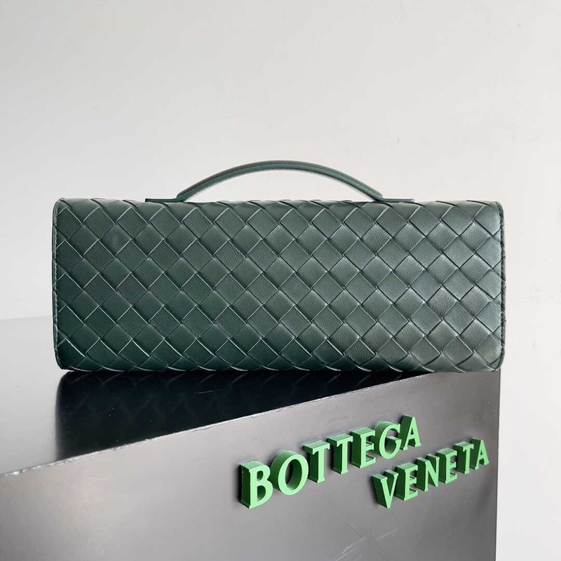Bo*te*ga ve*ne*ta long andiamo clutch in green