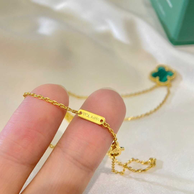 Van Cleef & Arpels Alhambra Motif Pendant Necklace Malachite 18K Yellow Gold