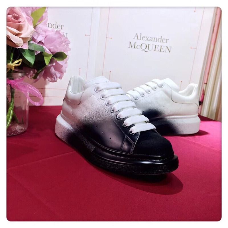 Alexander McQueen Two-Tone Leather Low-Top Sneakers in Black/White