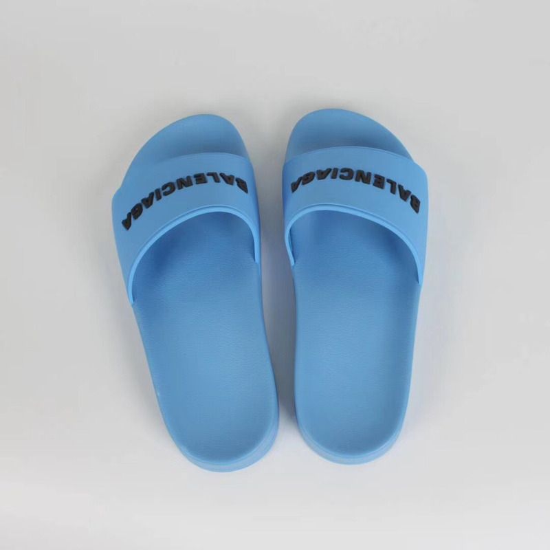 Ba*len*cia*ga Ba*len*cia*ga logo slides in blue