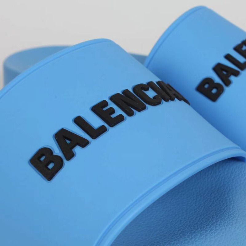 Ba*len*cia*ga Ba*len*cia*ga logo slides in blue