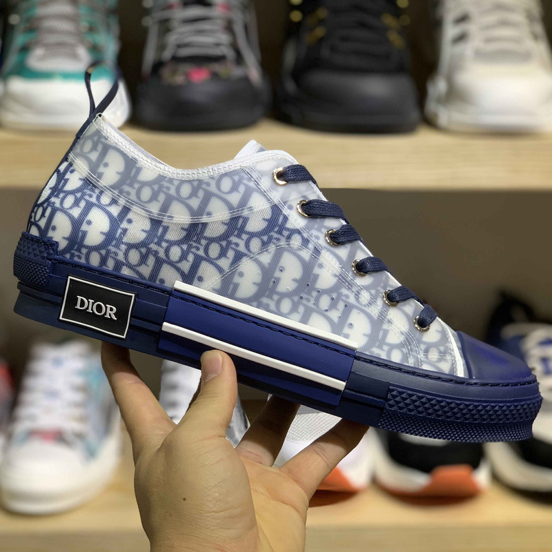 D*or low-top sneakers