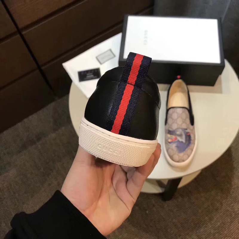 G*u*i mens wolf head boat sneakers