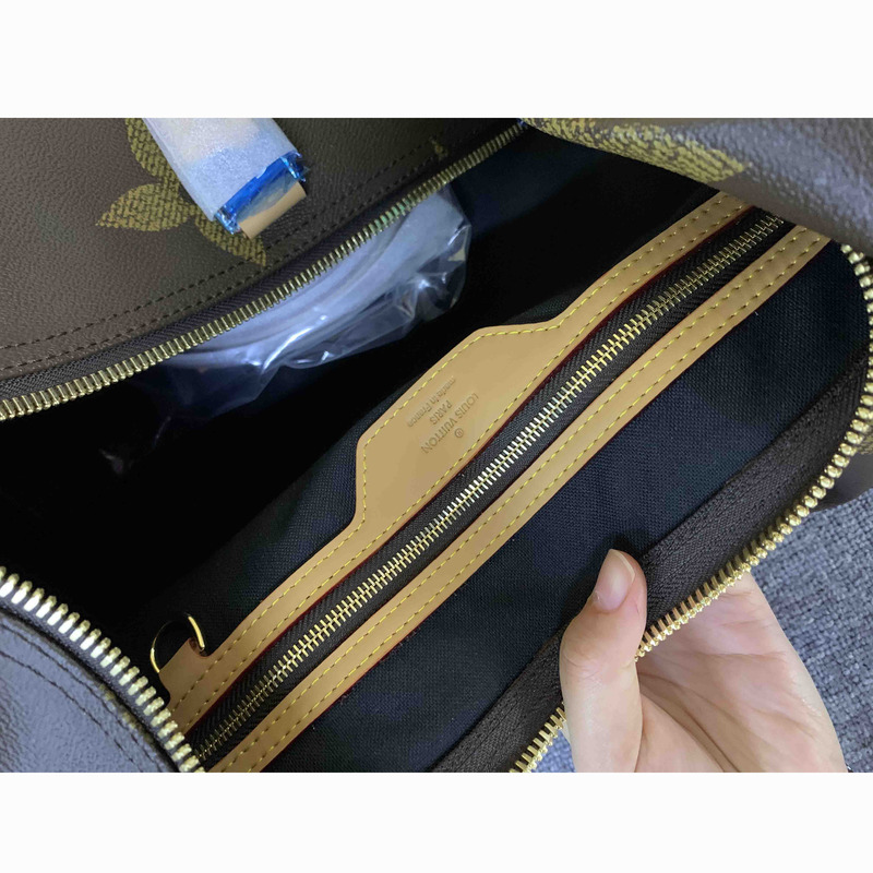 l**is V*t*n luggage