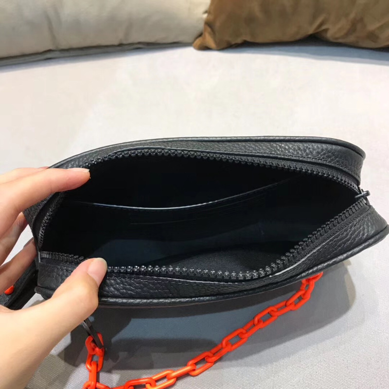 l**is V*t*n handbag in black