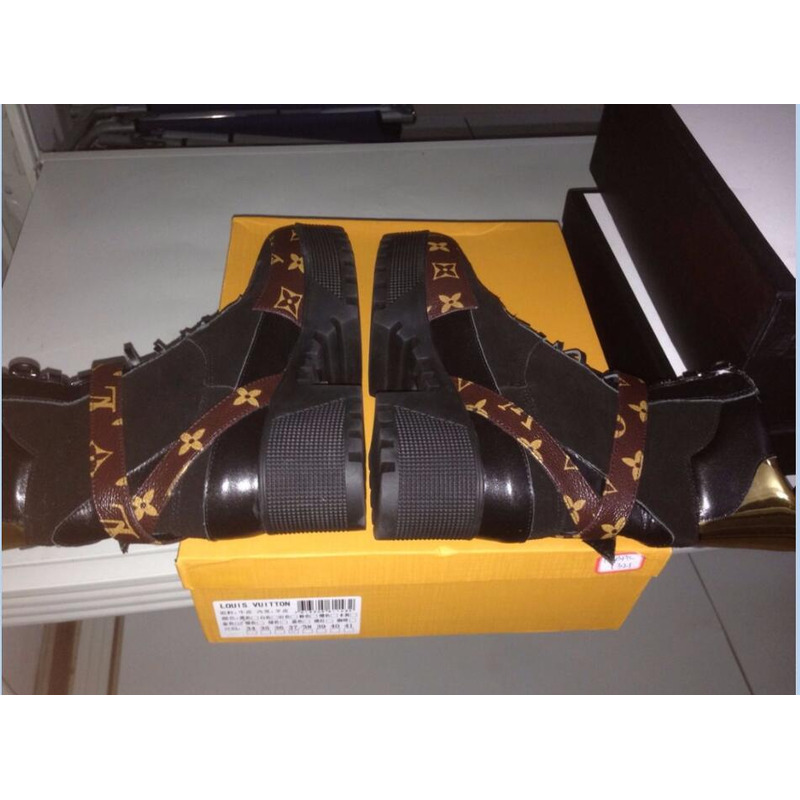 l**is V*t*n  boot shoes